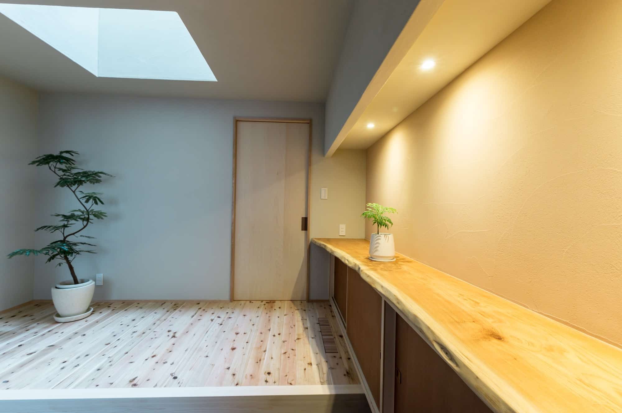 しっくい、和紙、玄昌石、無垢の床。自然素材にこだわった本物志向の家。