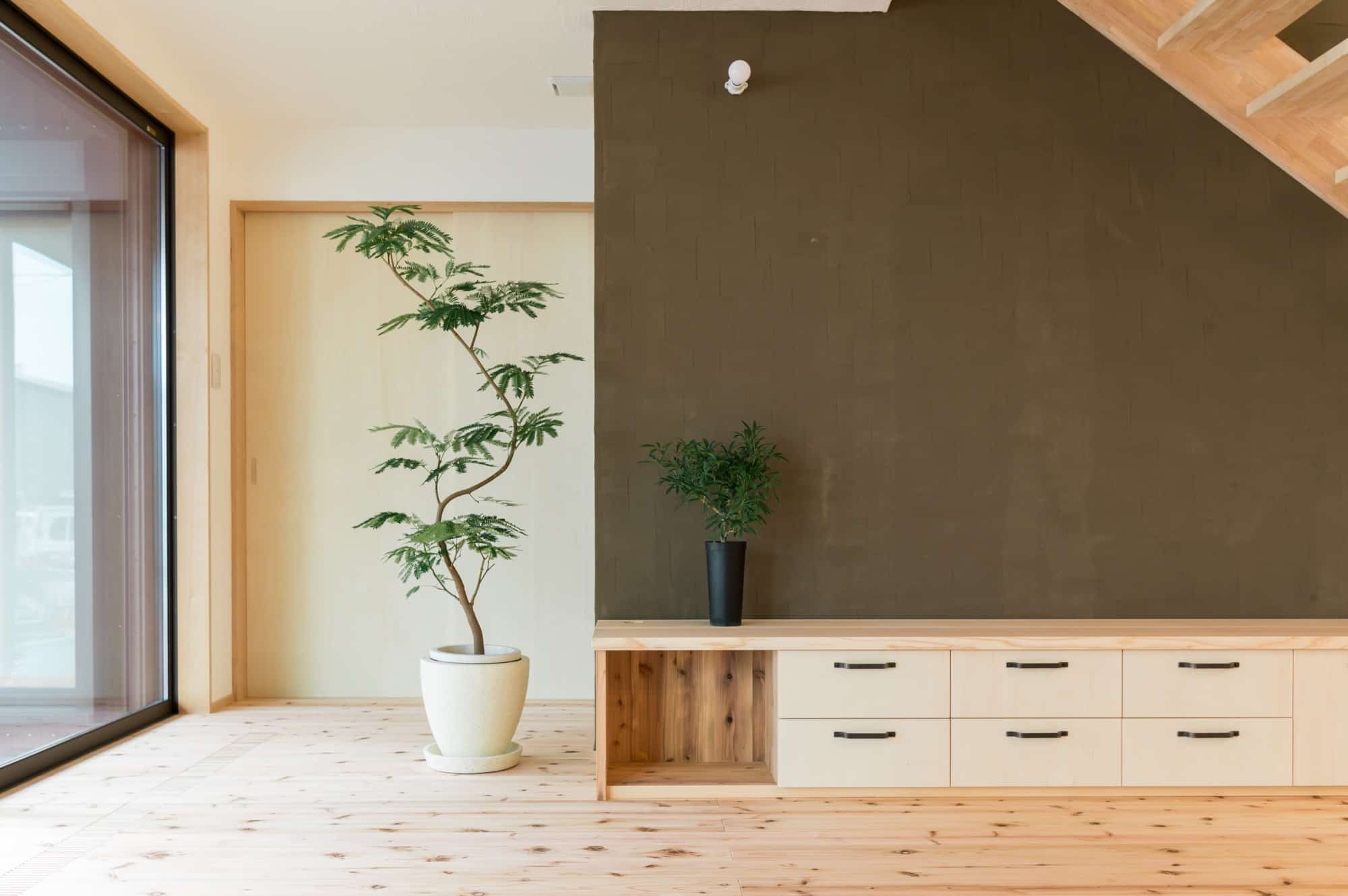 しっくい、和紙、玄昌石、無垢の床。自然素材にこだわった本物志向の家。